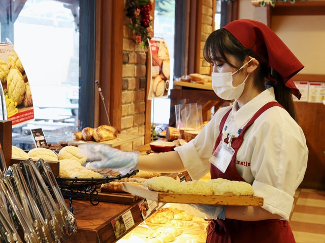 『マロンド』『ル・マタン』にてパンの販売スタッフ