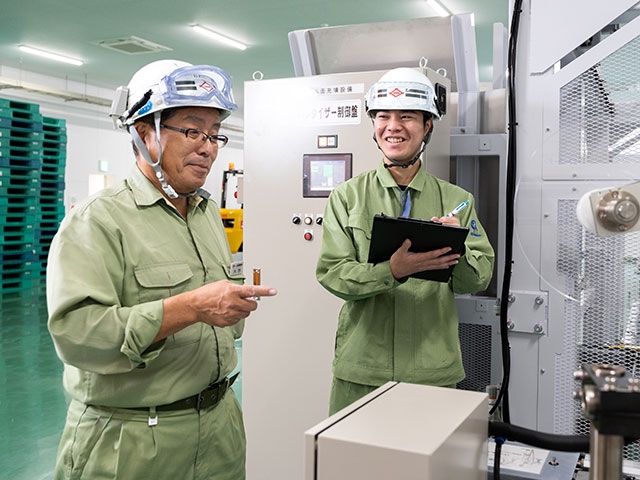樹脂ペレットの製造補助スタッフ