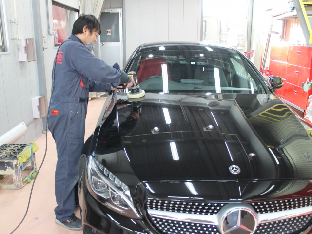 高級輸入車の塗装スタッフ