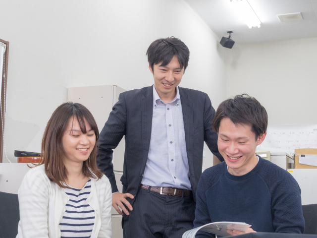 自動車パーツ商社の商材仕入れスタッフ