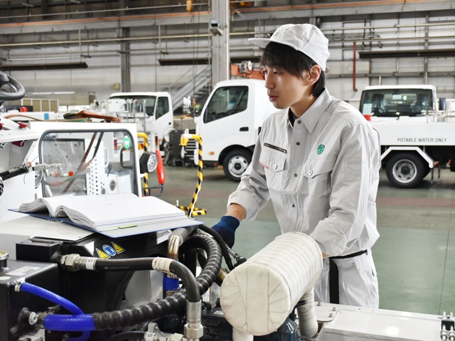 特殊自動車の製造スタッフ