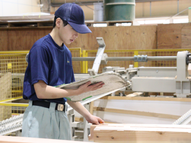 プレカット材の製造スタッフ