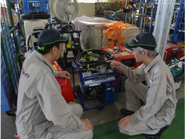 工事用ミニマシンのメンテナンススタッフ