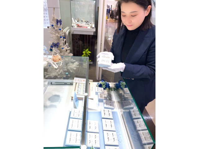 ジュエリーショップの接客・販売