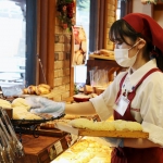 『マロンド』『ル・マタン』にてパンの販売スタッフ
