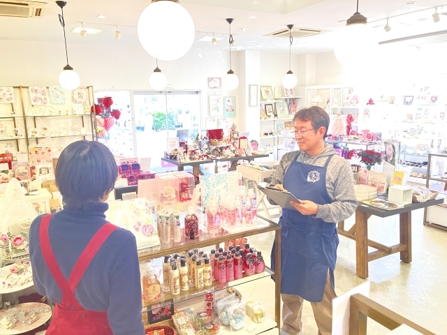 バラ園内のショップ運営（副店長・店長候補）