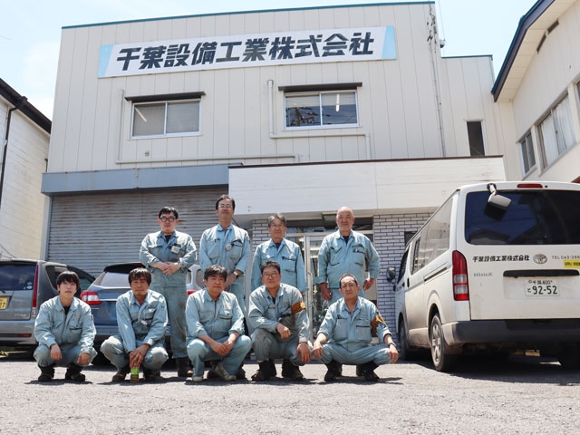 工場構内の空調設備の施工スタッフ