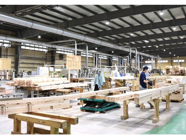 プレカット材の製造スタッフ