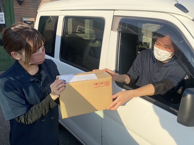 自動車部品の配送スタッフ