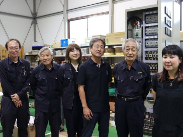 制御盤・配電盤の現場取付スタッフ