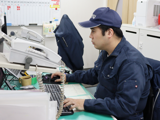 工場の管理業務（製品の出荷手配など）