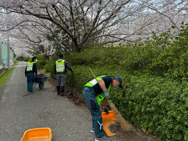 道路・側溝の清掃スタッフ