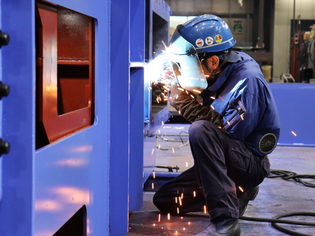 古紙プレス機の製作スタッフ（溶接・組立）