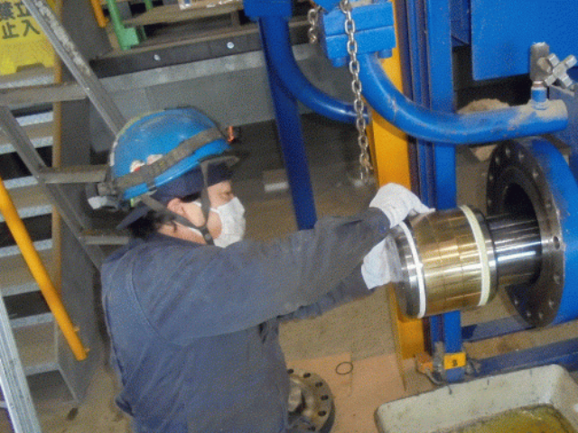 自社製品「古紙プレス機」のサービスエンジニア