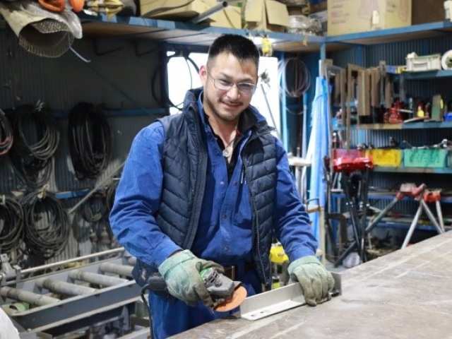 機器・配管の設置スタッフ