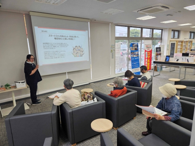 スマホ教室の講師及びサポートスタッフ