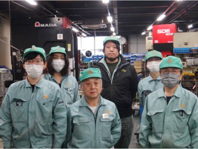 金属のプレス加工スタッフ（機械オペレーター）