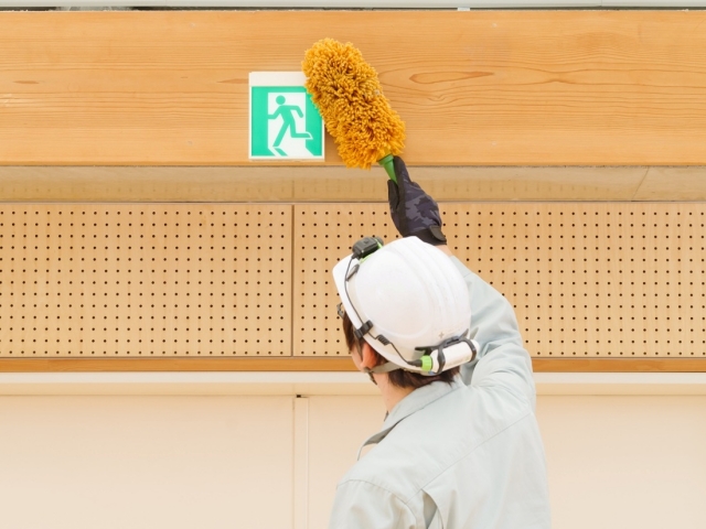 消防設備の点検スタッフ