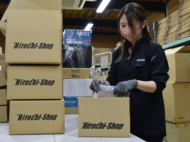 バイクパーツの入出荷スタッフ