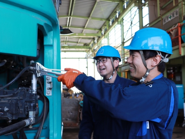 重機の整備・点検スタッフ