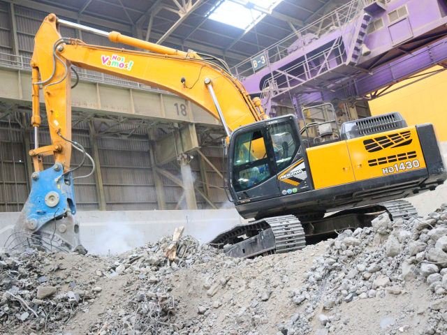 自社敷地内での重機オペレーター（ユンボ・ペイローダーなど）