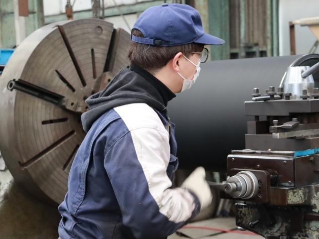 ゴムロールの加工スタッフ（旋盤オペレーター）