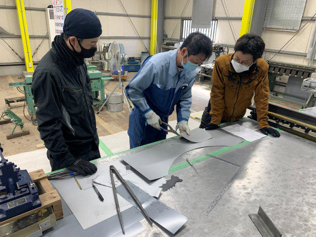 現場作業スタッフ（足場組立または断熱工事）