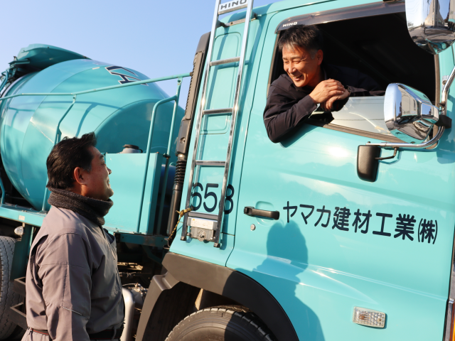 生コン輸送ミキサー車のドライバー