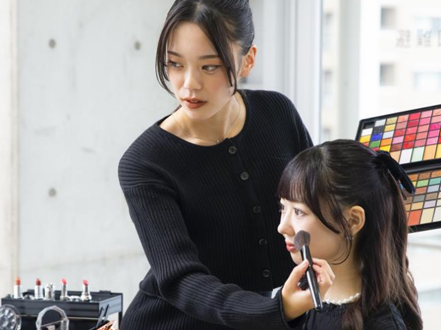 メイクを教える【美容専門学校の教員】