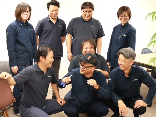 自動車用品の取付スタッフ