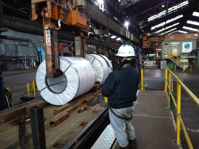 倉庫内での入出庫作業（クレーンオペレーター）