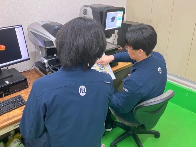 製品の検査・品質管理スタッフ