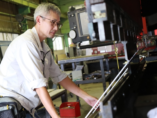 空気清浄装置に使用される筐体の製作（機械オペレーター）