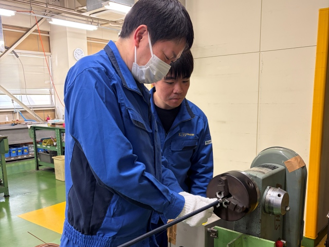 産業用ホースの製作スタッフ