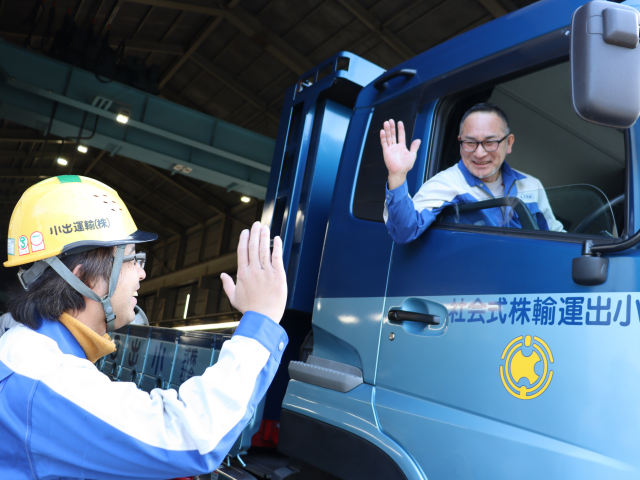 金属ロールの配送ドライバー