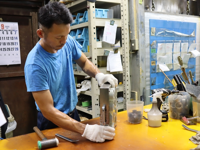ウレタン製品の製造スタッフ