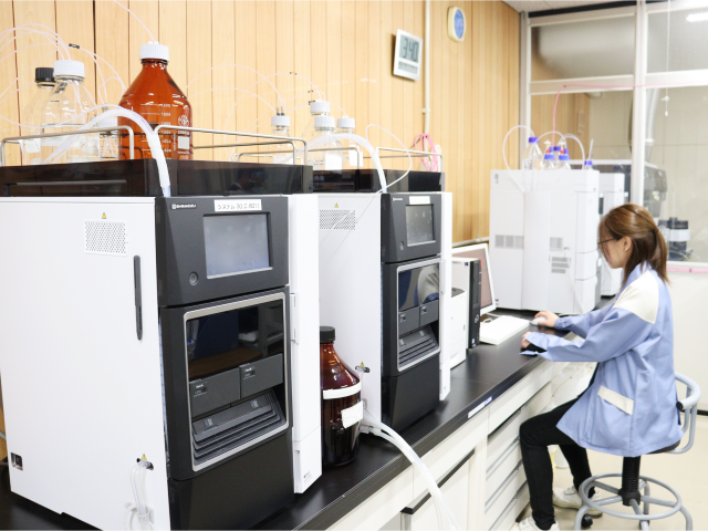 医薬品の分析スタッフ