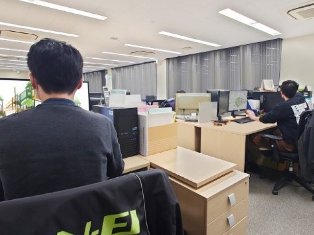 公園遊具の設計スタッフ