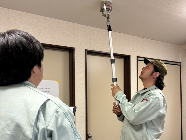 消防設備の点検スタッフ